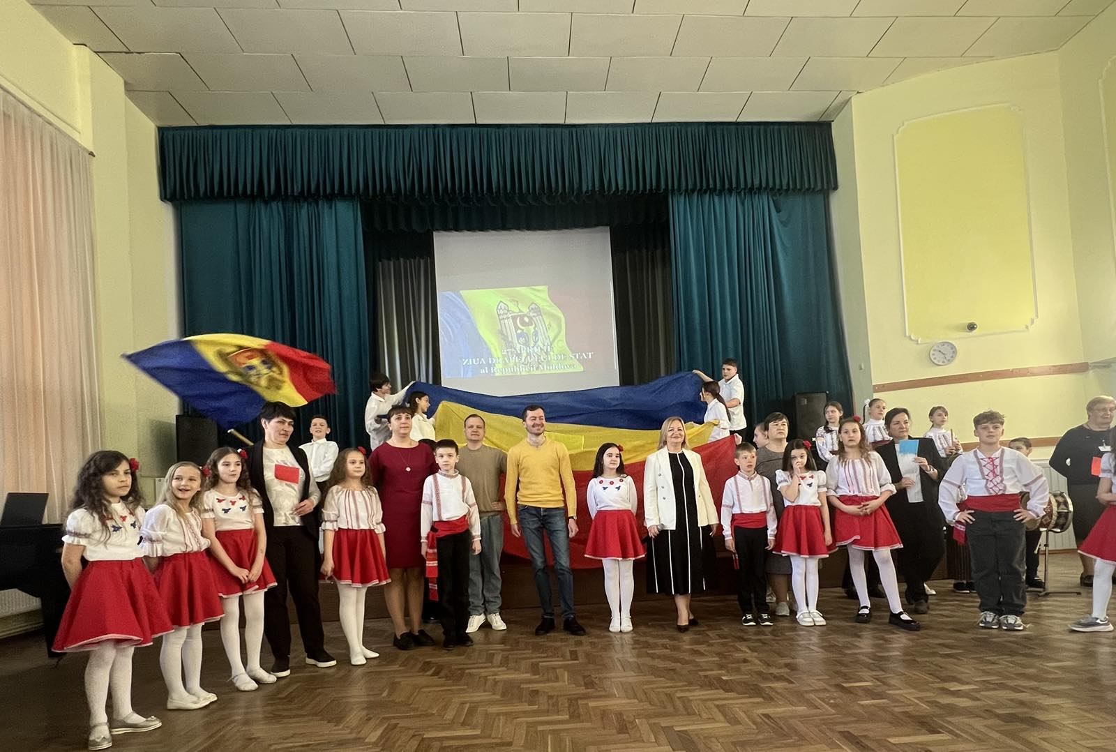 Dansuri pentru copii în Chișinău: evoluția ansamblului „Exclusive” la Ziua Drapelului Republicii Moldova